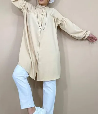 بلوزة نسائية باللون البيج
