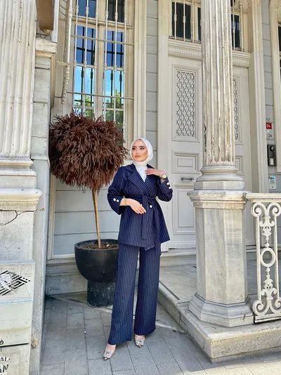 بدلة نسائية انيقة مخططة مكونة من قطعتين باللون الأزرق الداكن