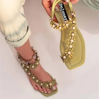 صنادل نسائية خضراء مزينة بالزهور