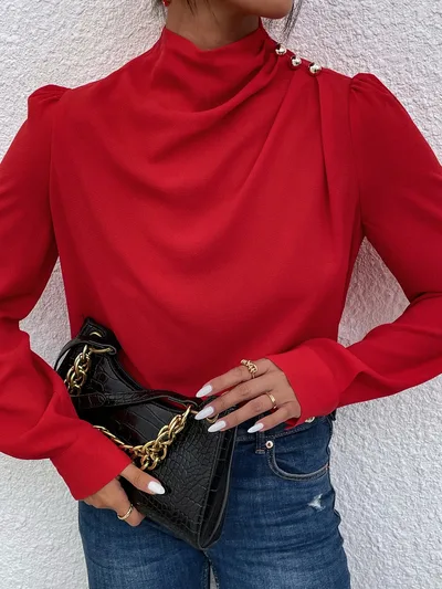 بلوزة نسائية حمراء برقبة عالية