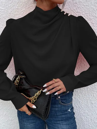 بلوزة نسائية سوداء برقبة عالية