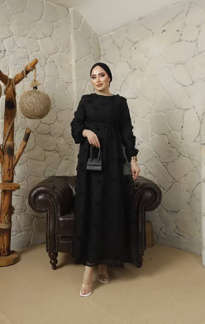 فستان نسائي بأكمام طويلة وخصر مرتفع باللون الأسود مزين بالازهار