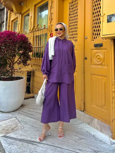بدلة نسائية مكونة من قطعتين باللون البنفسجي