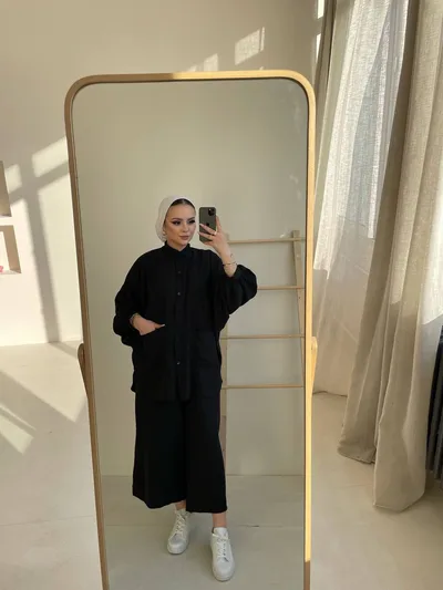 بدلة نسائية مكونة من قطعتين باللون الأسود